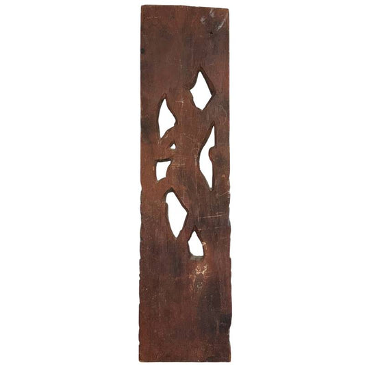 Achterkant van een antieke Balinese houtsculptuur met historische oxidatie en houtnerf