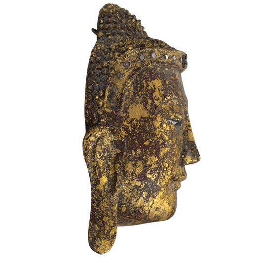 Rechtsansicht der hölzernen Buddha-Tempelmaske, die das Profil der Nase und die darunterliegende, freiliegende rote Zinnoberlackschicht zeigt.