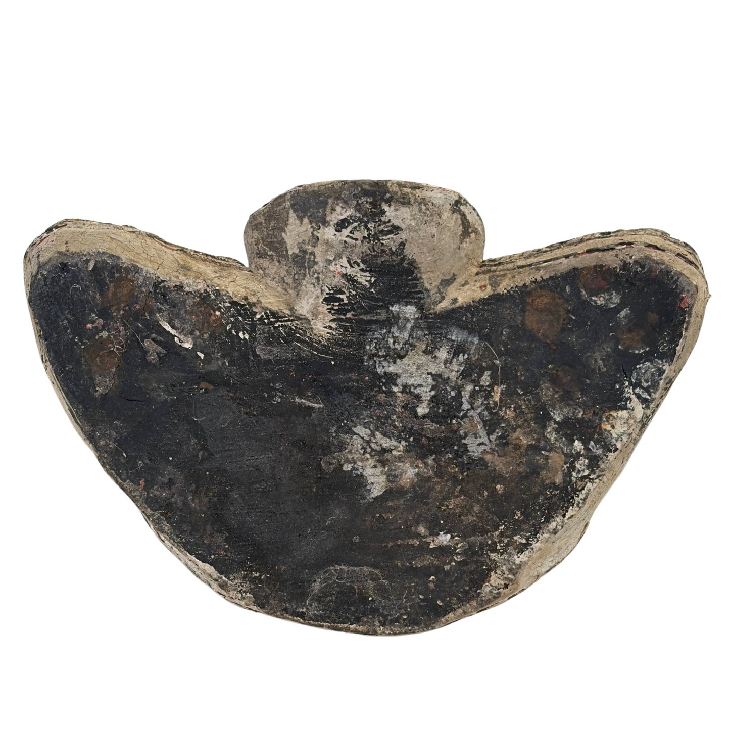 Die gesamte Unterseite des massiven Teakholzsockels weist die originale schwarze Thit-si-Lackversiegelung und eine dicke, trockene, grau-weiße Mineralstaubkruste auf.