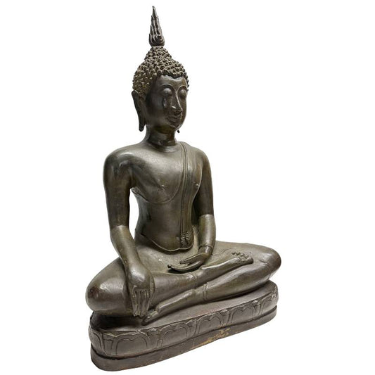 Schräge Frontalansicht der rechten Seite, die das schlanke Profil, die gegabelte Sanghati-Falte und die stabile Padmasana-Sitzhaltung zeigt.