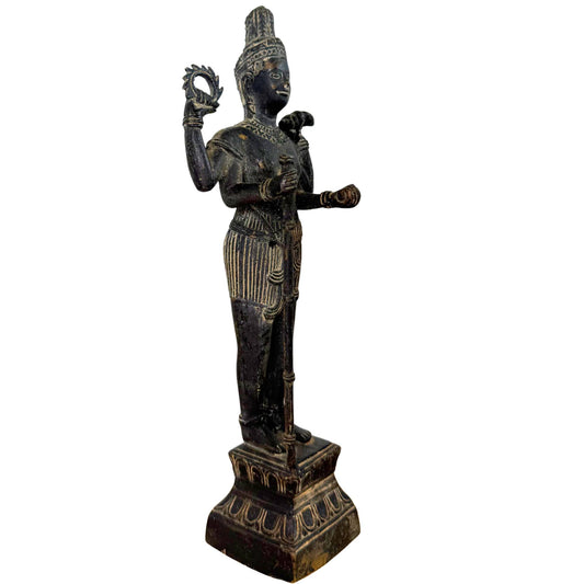 Driekwart aanzicht van de vierarmige Vishnu met Chakra en Shanka attributen.