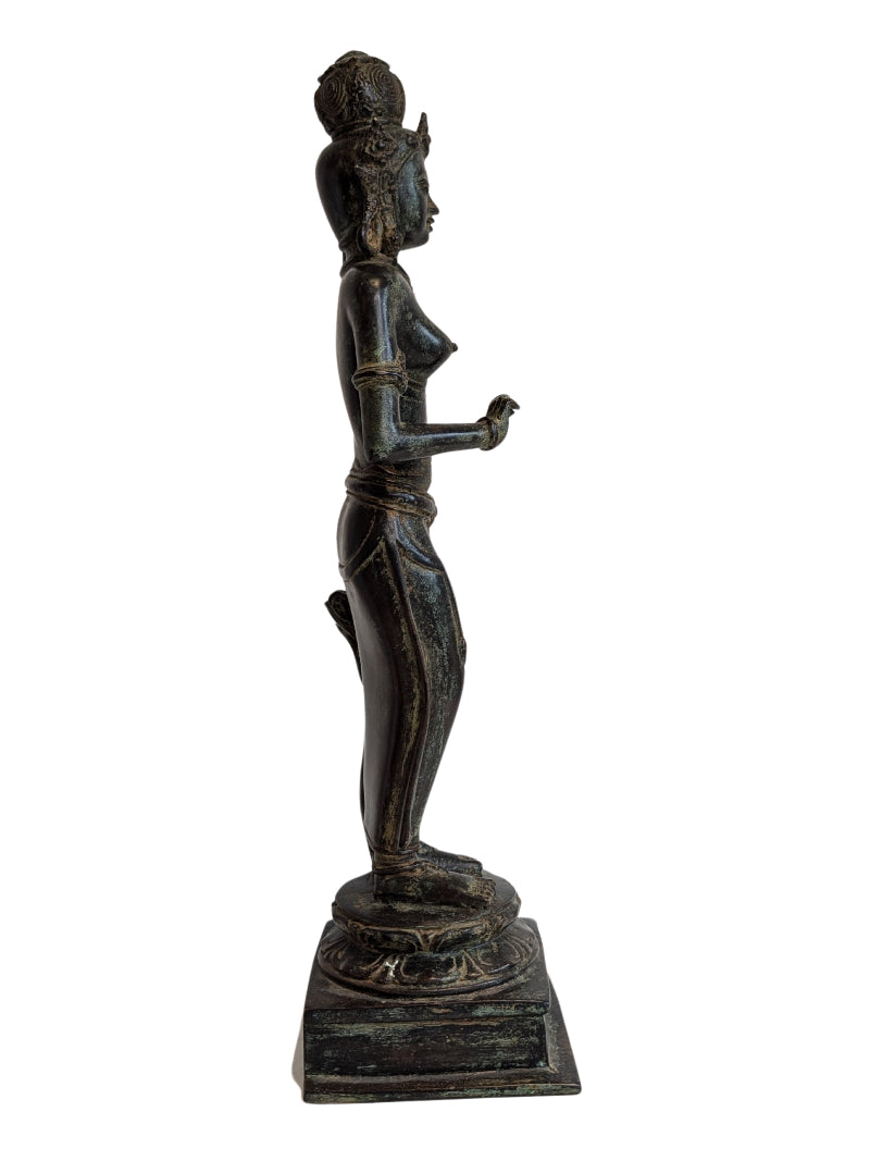 Antiek bronzen beeld van Lakshmi Sri Devi met natuurlijke patina