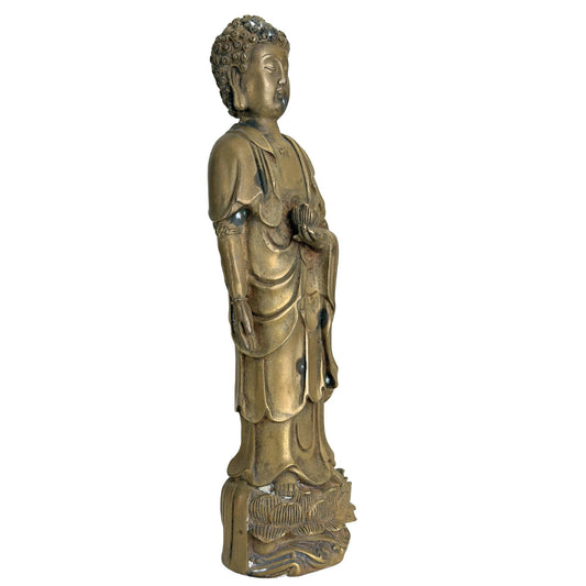 Stehender Amitabha-Buddha aus Bronze auf einem Lotussockel, chinesische spirituelle Statue mit alter Patina