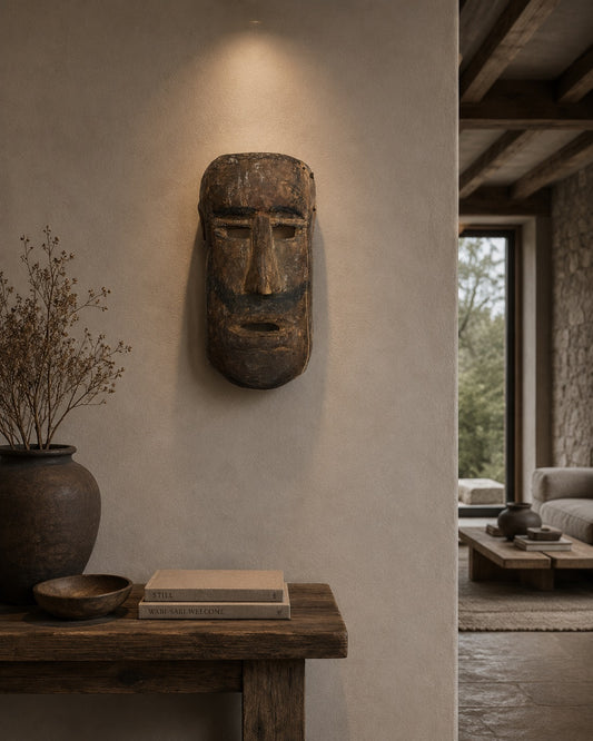 Tribaal Himalaya masker, handgesneden houten sjamanenmasker met ingekraste patronen en authentieke draagpatina