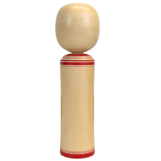 Rückansicht der massiven japanischen Puppe, die das minimalistische Design und die feine, gleichmäßige Maserung des Hartholzkörpers verdeutlicht.