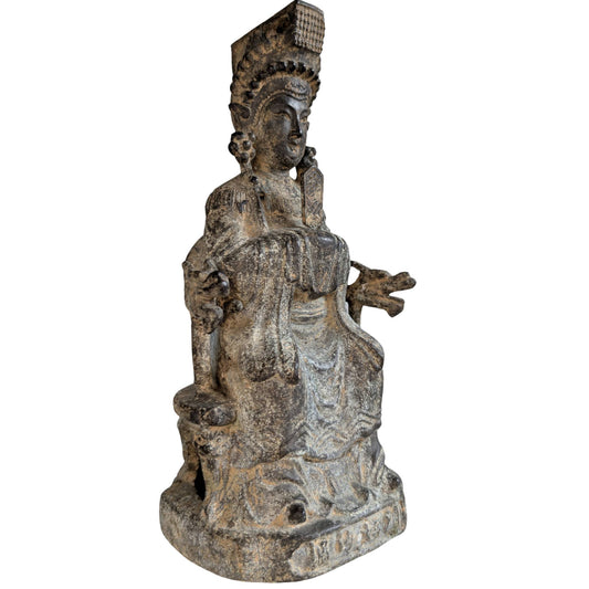 Zijaanzicht Guanyin in meditatieve houding met losse Hu-tablet attribuut.