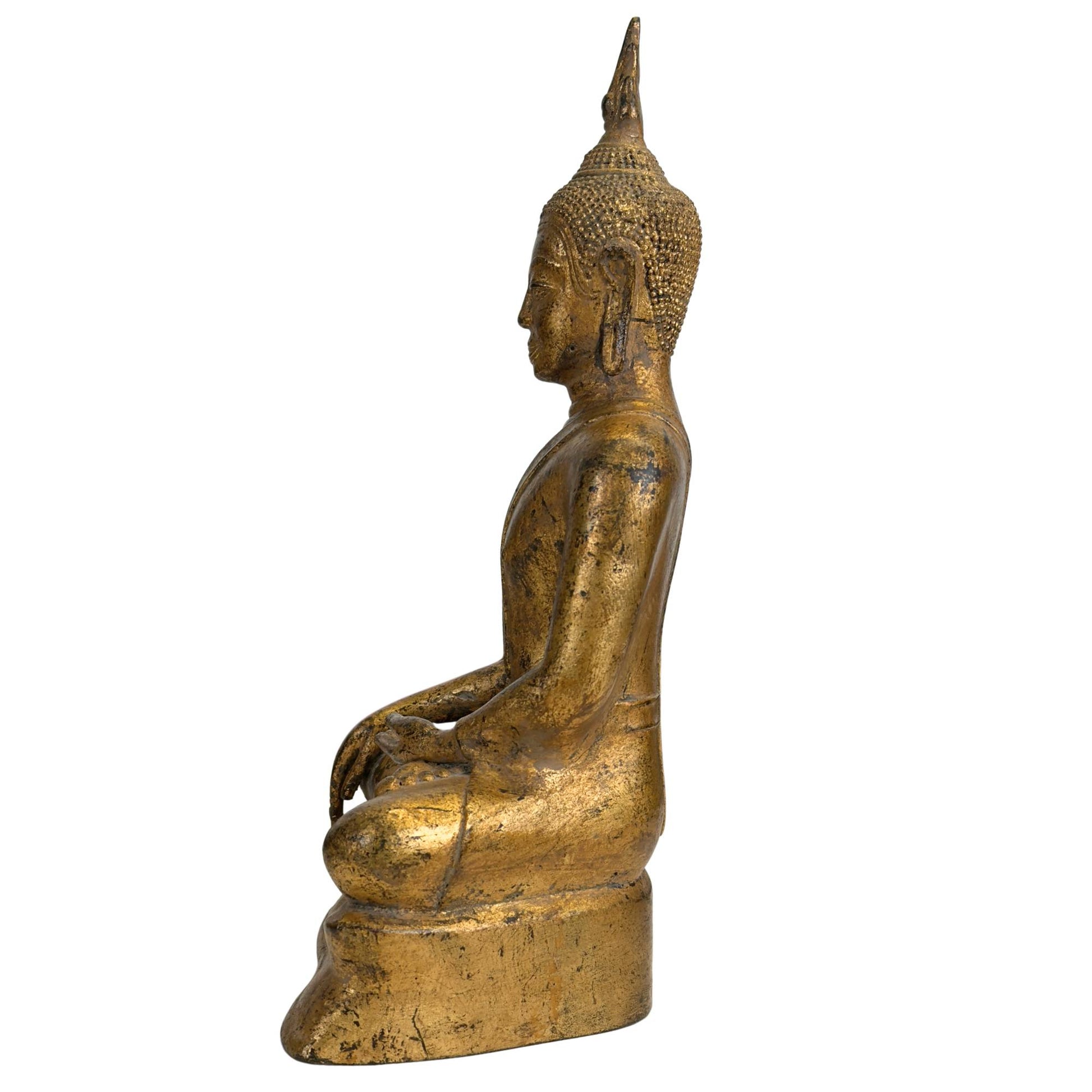 Thailändischer Buddha aus dem 18. Jahrhundert in Bhumisparsha-Mudra auf einem minimalistischen Thronsockel