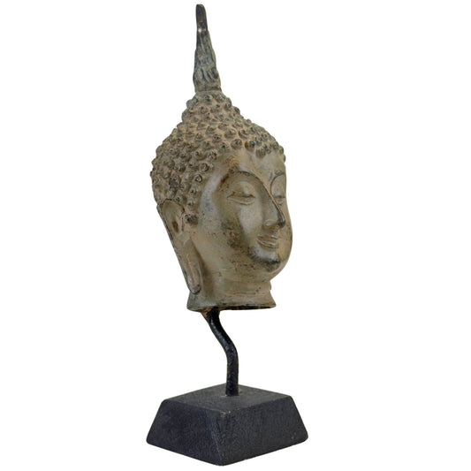 Seitenansicht und Profil eines antiken thailändischen Buddha-Kopffragments aus Bronze