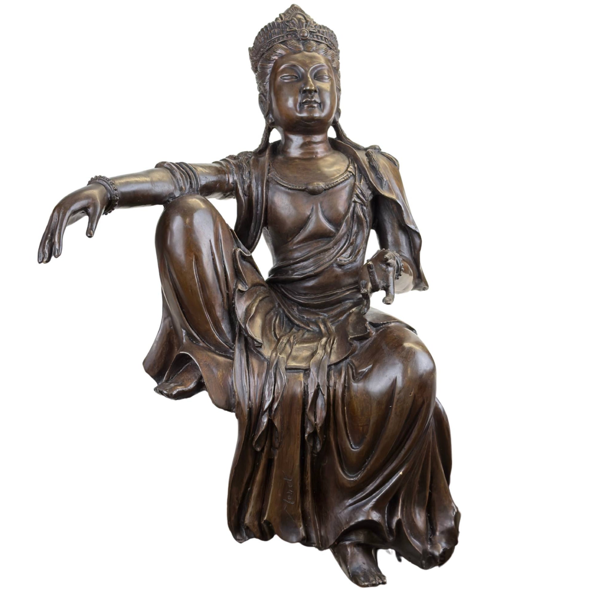 Eine historische Bronzestatue der Guanyin, ausgestellt in einem Museum.