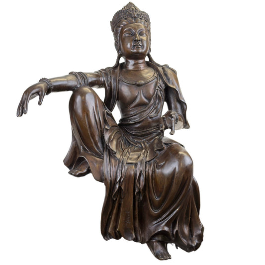 Eine historische Bronzestatue der Guanyin, ausgestellt in einem Museum.