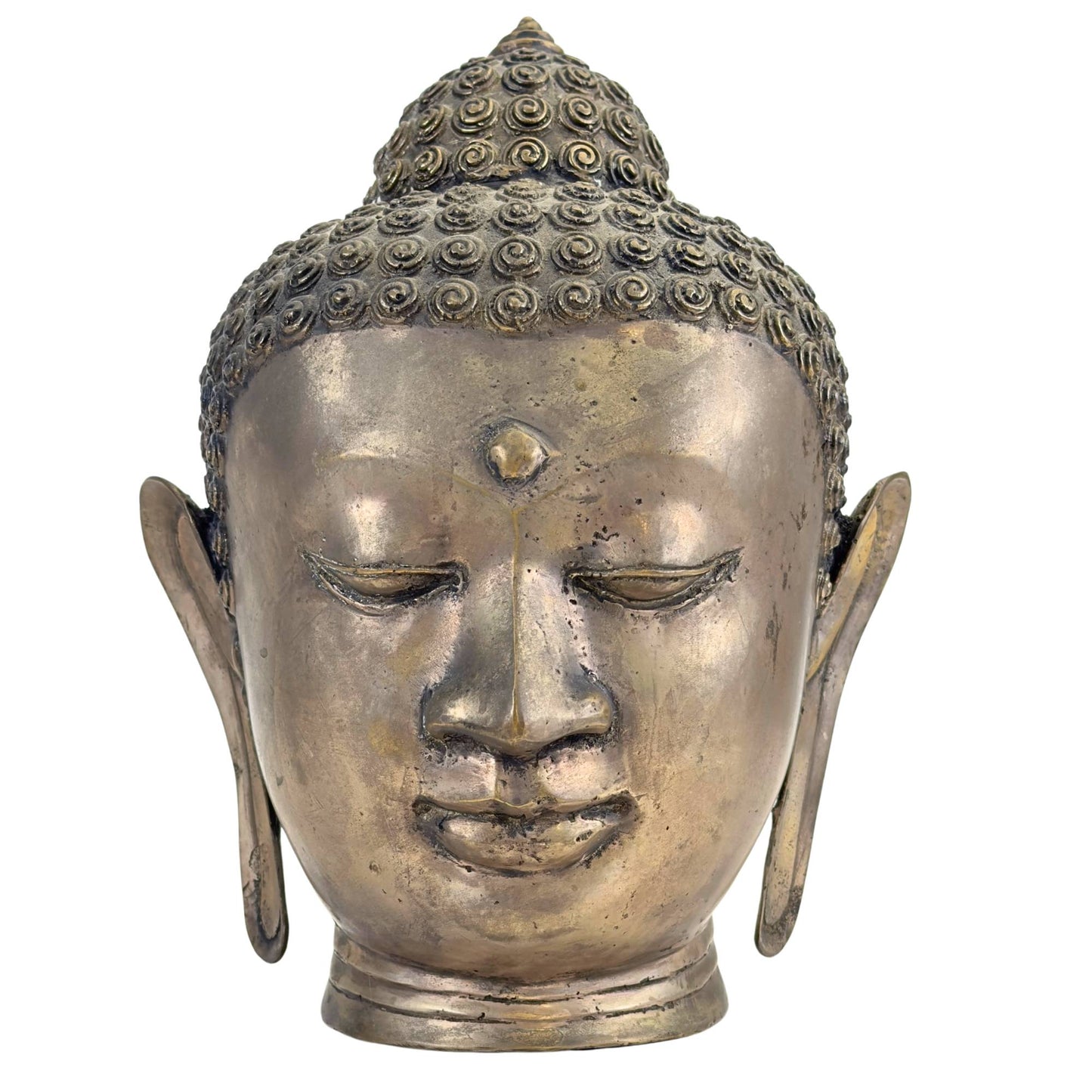 Ein historischer thailändischer Buddha-Kopf aus Bronze im Sukhothai-Stil, ausgestellt in einem Museum.