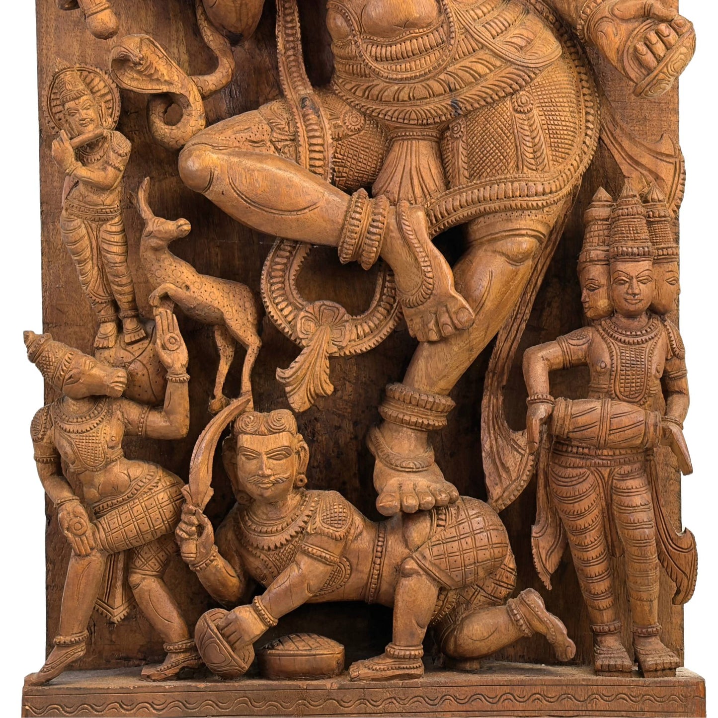 Detail der Unterseite des Tempelreliefs mit Shiva, der über den Zwergdämon Apasmara triumphiert, flankiert vom trommelnden Gott Brahma.