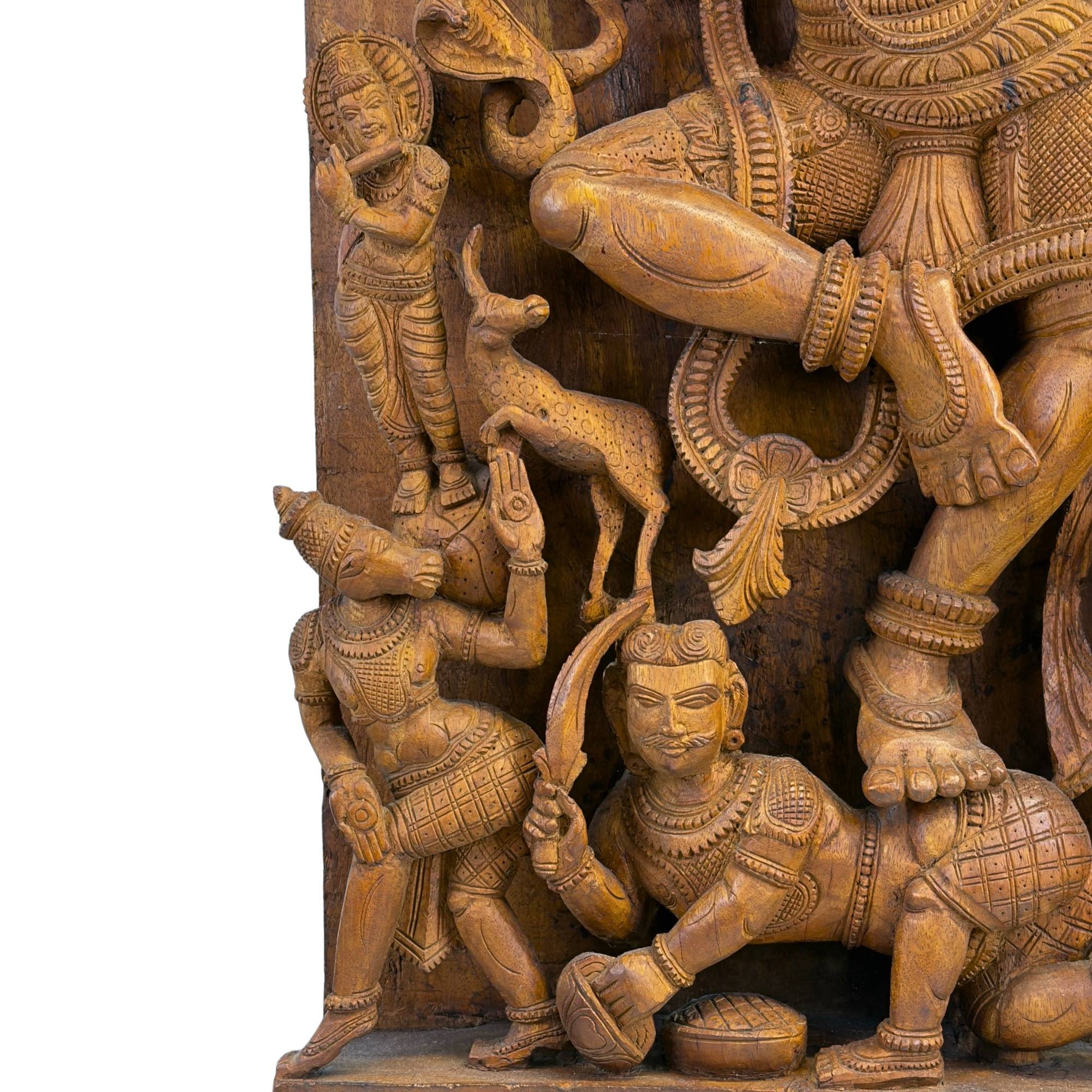 Nahaufnahme des unteren Teils der Holztafel mit der detaillierten Darstellung der Figuren, die die Füße von Shiva Nataraja umgeben.