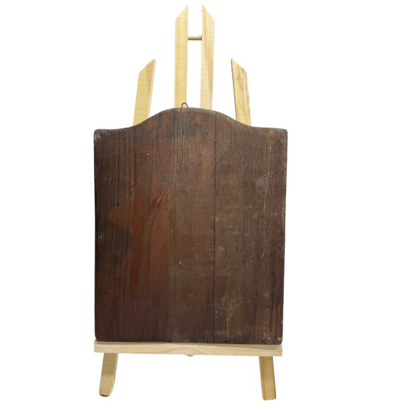 Achterzijde van een antieke orthodoxe icoon met handmatig bewerkt houten paneel en natuurlijke veroudering.
