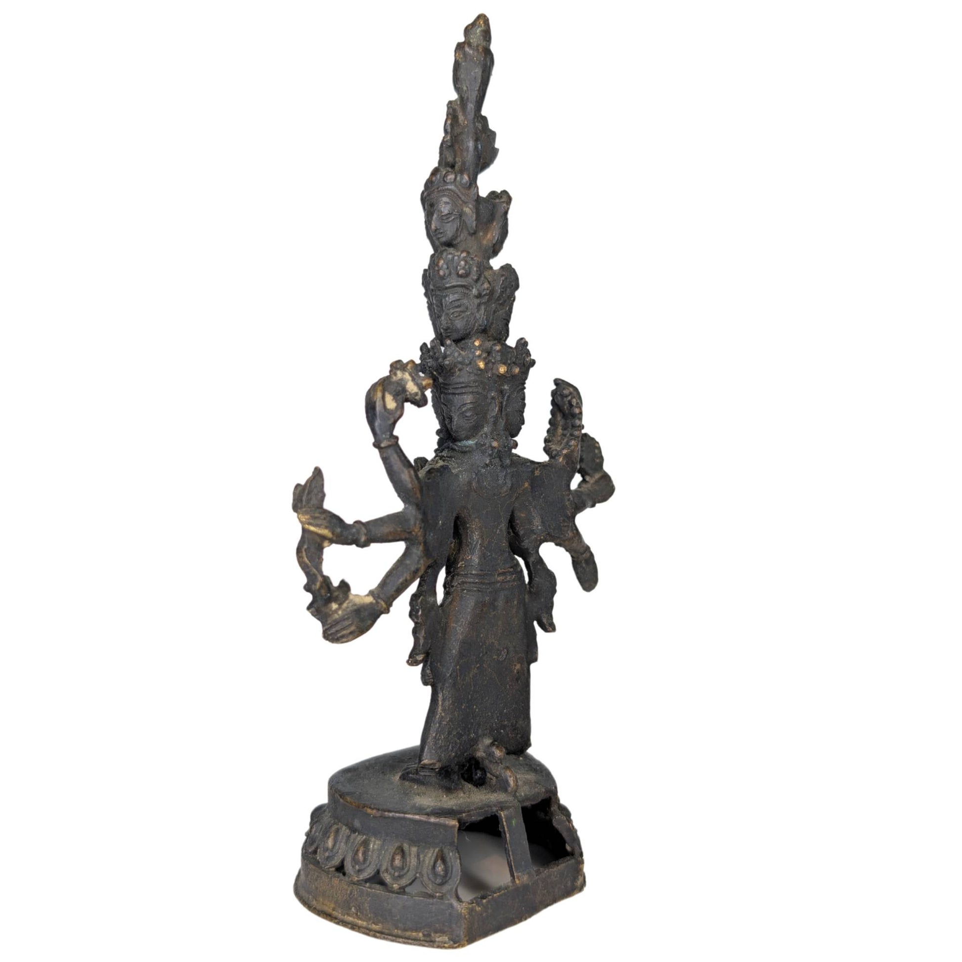 Achterzijde van de bronzen beelden met sporen van eeuwenlange devotionele verering.