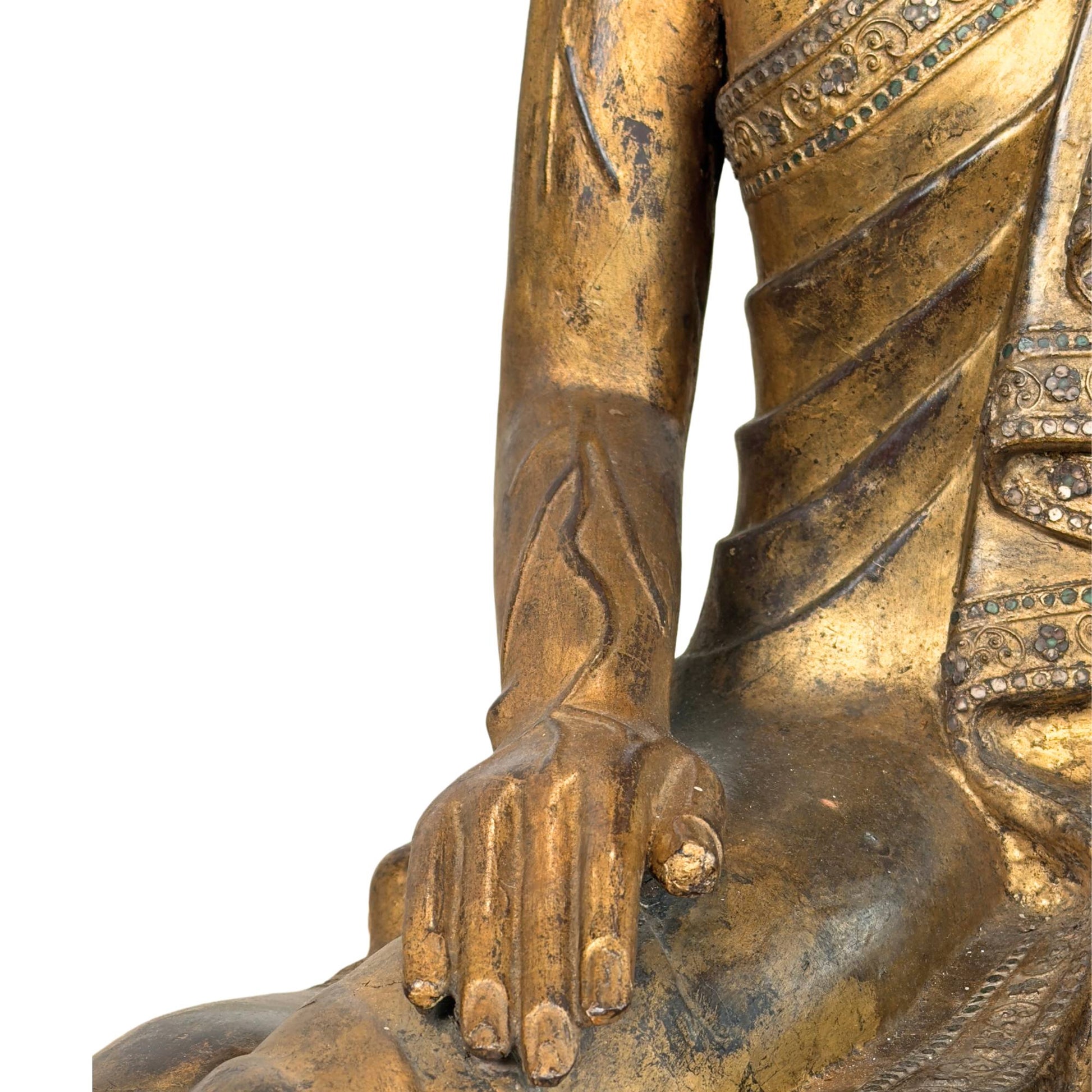 Unterarm der burmesischen Moggallana-Statue mit hyperrealistisch geschnitzten Adern und abgenutzter goldener Haut.