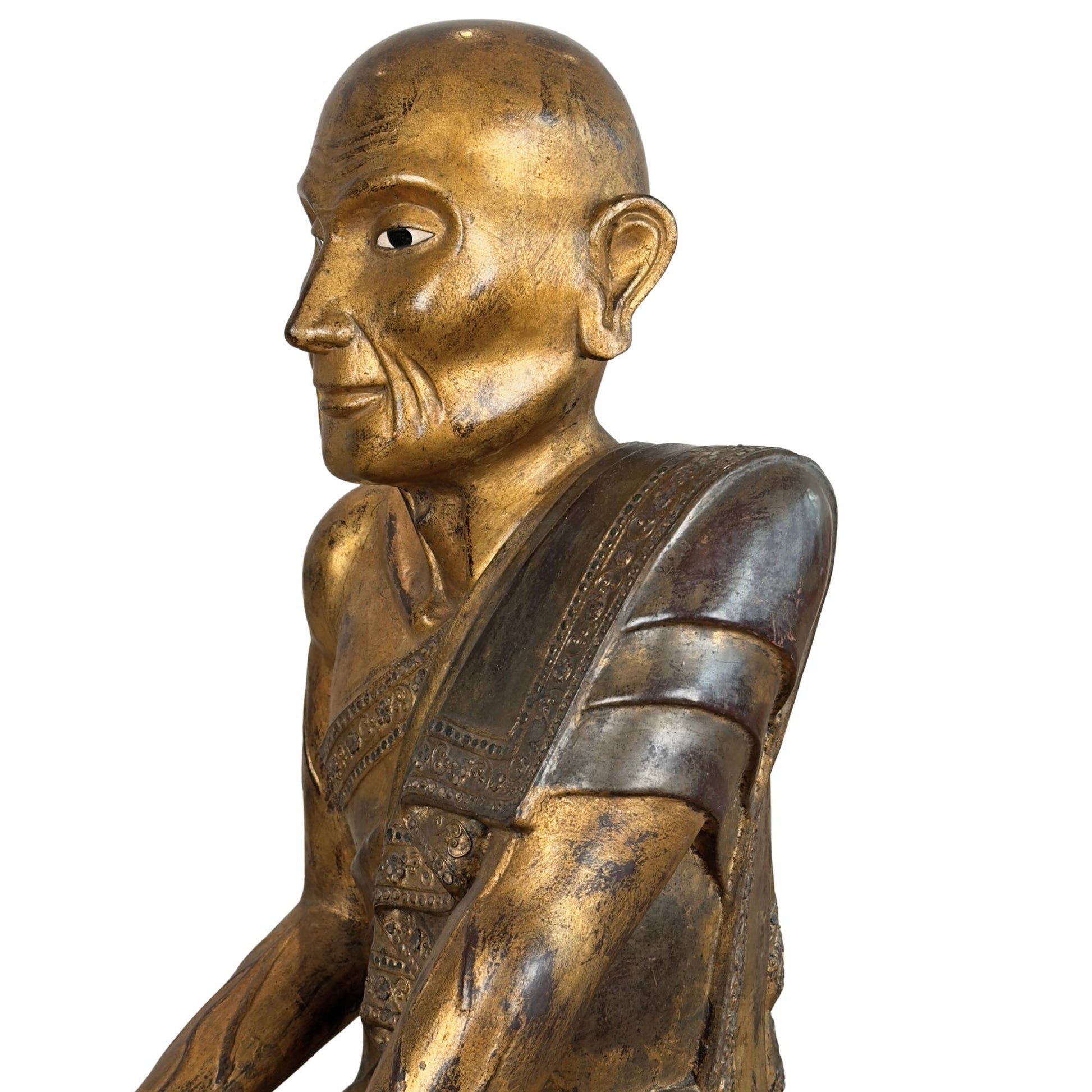 Die burmesische Unterfigur Sariputta in asymmetrischer Hörhaltung, wobei die Hand zur Dhamma-Kontemplation auf dem Knie ruht.