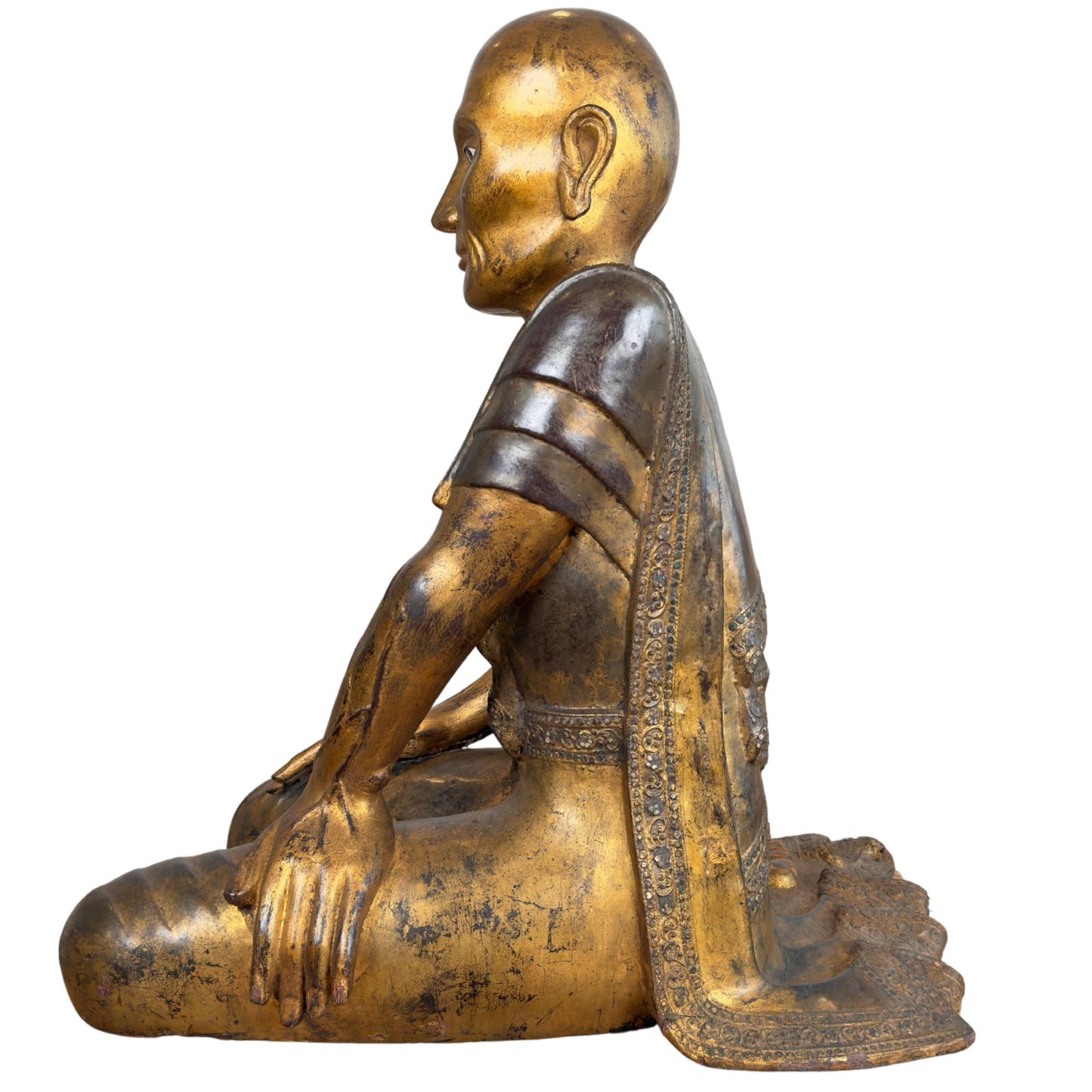 Der Kragen des Kleidungsstücks der Sariputta-Statue ist mit Thayo-Lackpastenlocken und zweifarbigem Hmankazi-Spiegelglasmosaik verziert.