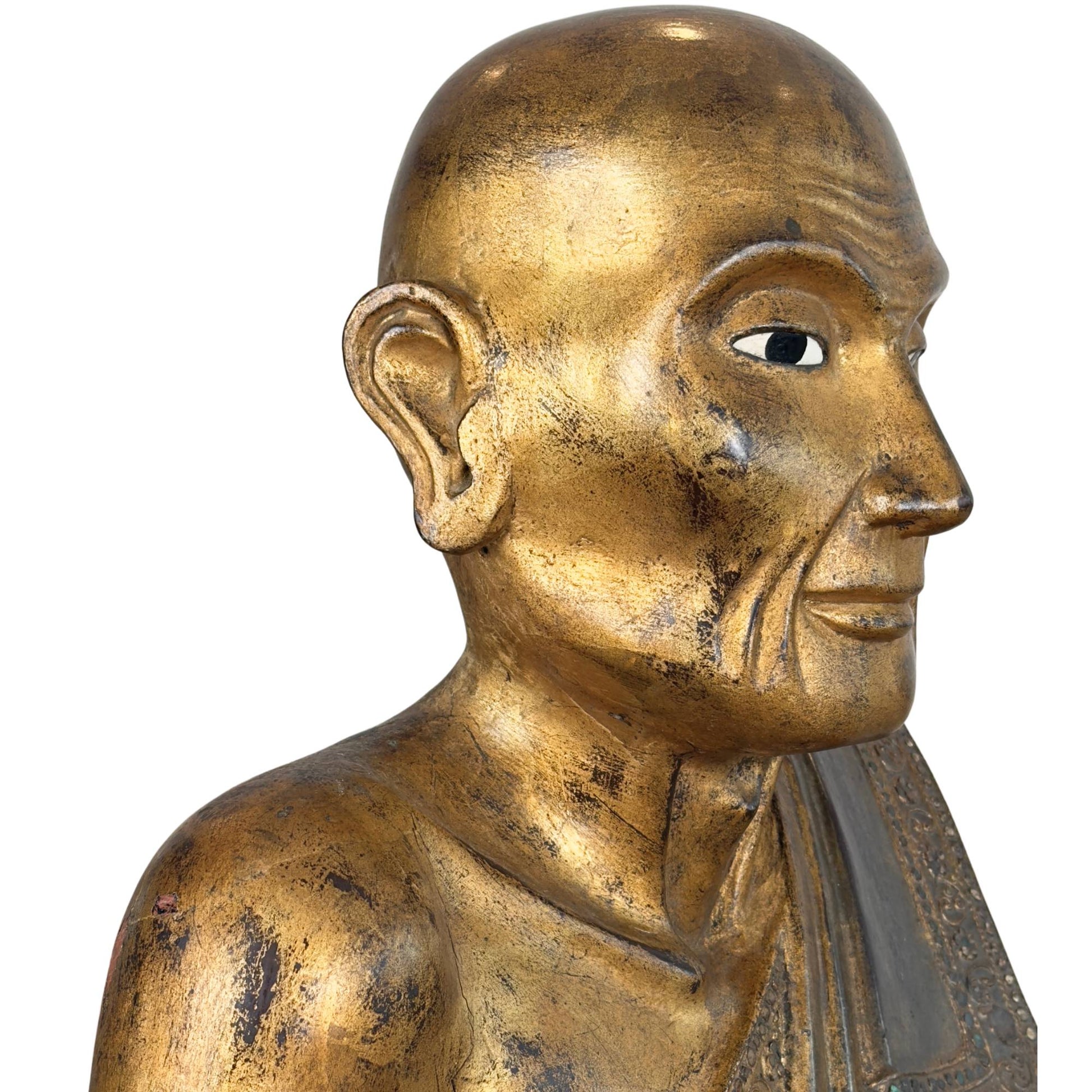 Schädel und Gesichtsprofil des burmesischen Mönchs Sariputta aus vergoldetem Holz mit eingelegtem Spiegelglasauge und intensiven Patinaschichten auf der Schulter.