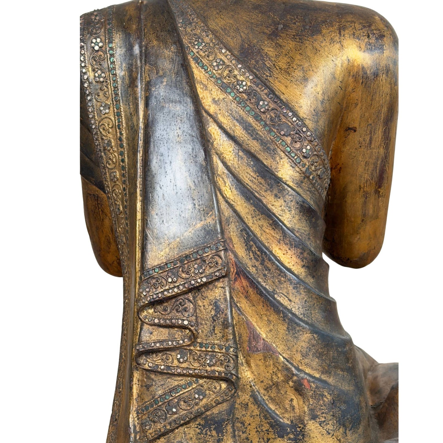 Rückseite der hölzernen Sariputta-Statue mit zweifarbigem Hmangazi-Spiegelglas und dunkelbrauner Thit-Si-Lackpatina auf dem Gewand.