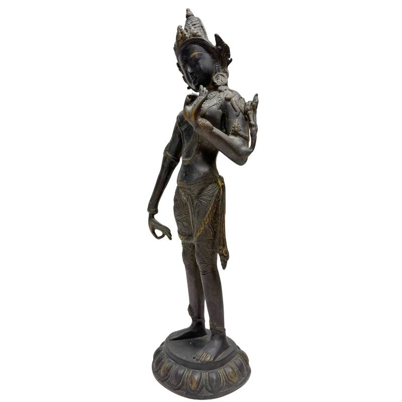 Achterzijde van de bronzen Tara sculptuur met gedetailleerde gewaden.
