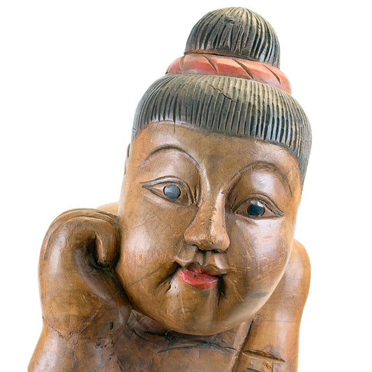 Nahaufnahme des Gesichts eines antiken chinesischen Tongzi-Glückskindes aus massivem Hartholz mit originaler Polychromie, späte Qing-Dynastie, ca. 1890-1925.