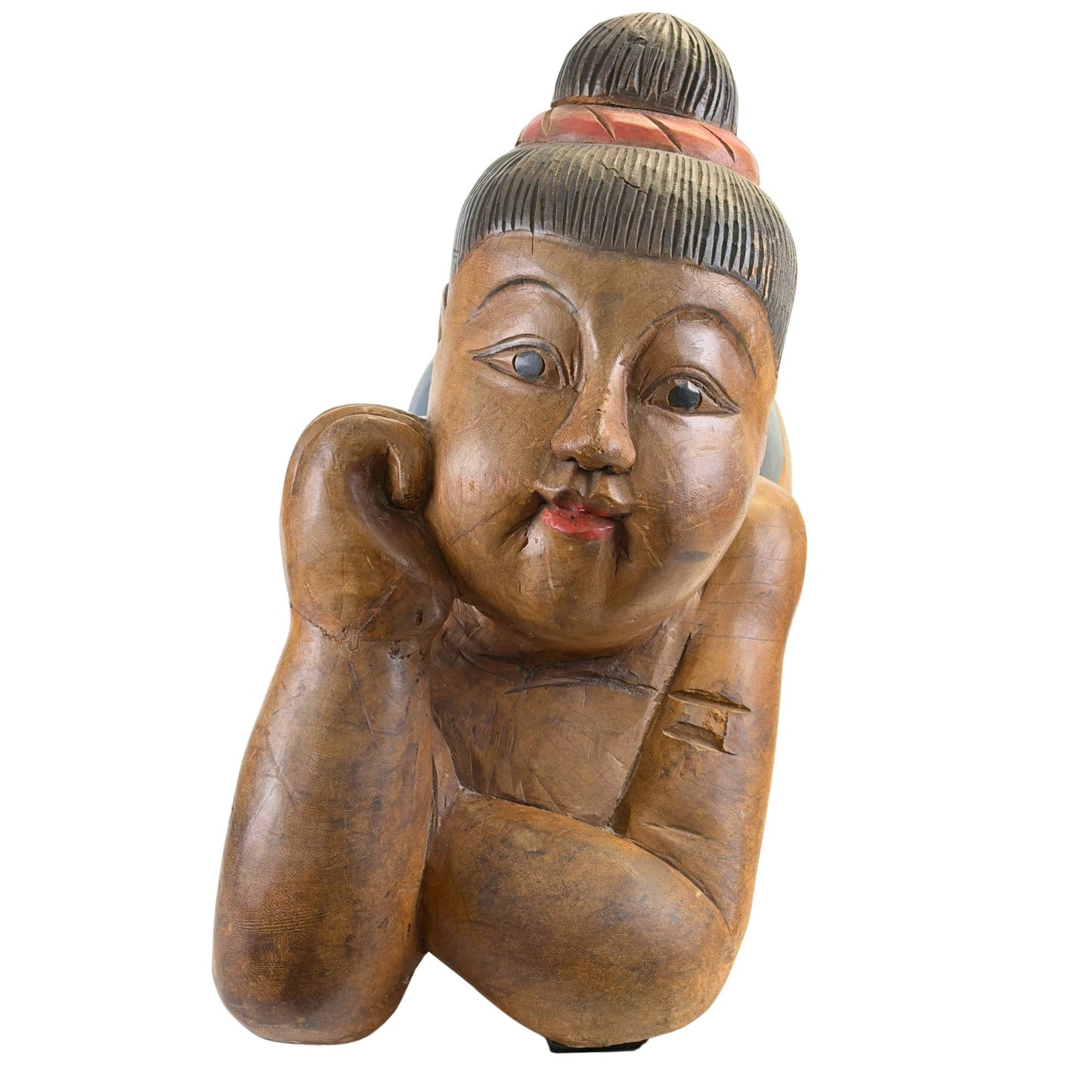 Antiek Chinees Tongzi gelukskind liggend in massief hardhout met originele polychromie.