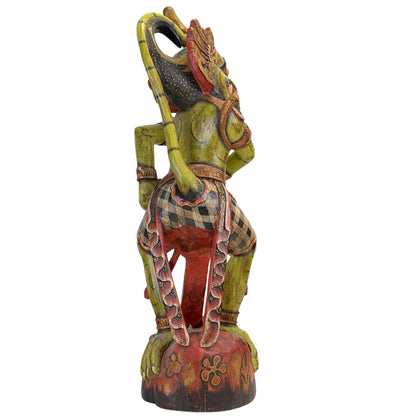 Detail van de speciaal gevormde handen van de Hanuman tempelwaker ontworpen voor het dragen van een heilige kris