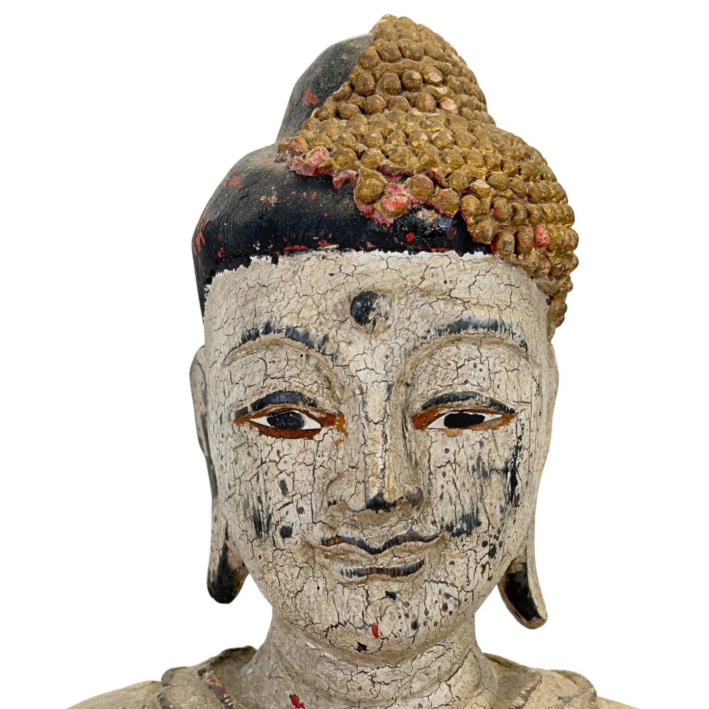 Frontale Nahaufnahme des Gesichts mit der dicken, tief rissigen weißen Gesso-Haut und dem gelassenen Gesichtsausdruck
