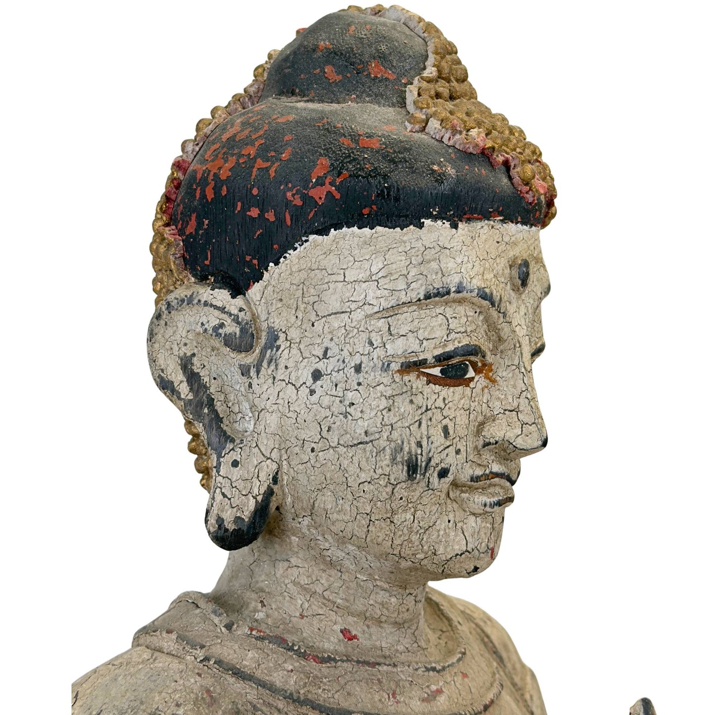 Dreiviertelprofilansicht des Buddha-Kopfes, die die geschichtete Stratigraphie antiker Pigmente und den organischen Kalkriss zeigt.