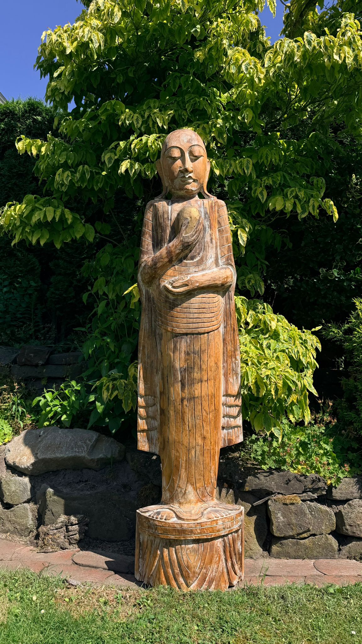 Schlanke, lebensgroße buddhistische Klosterstatue, 151,5 cm, aus einem einzigen monolithischen Stamm alten burmesischen Teakholzes geschnitzt.