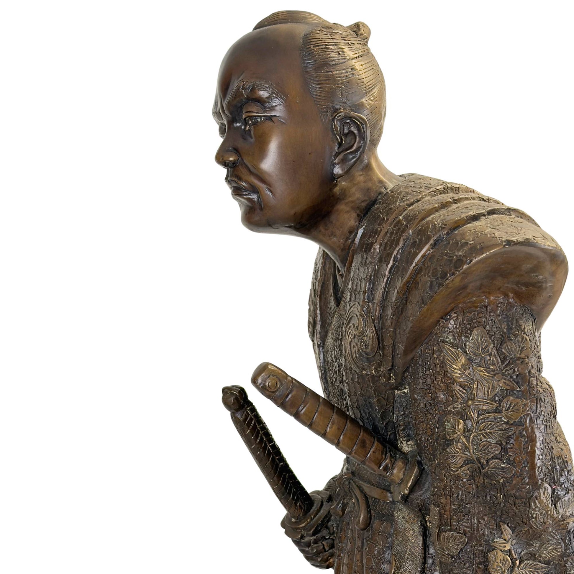 Scharfes Profil des Meiji-Samurai, das die ausdrucksstarken Gesichtszüge und die kantige Linie des Kamishimo-Schulterstücks betont.