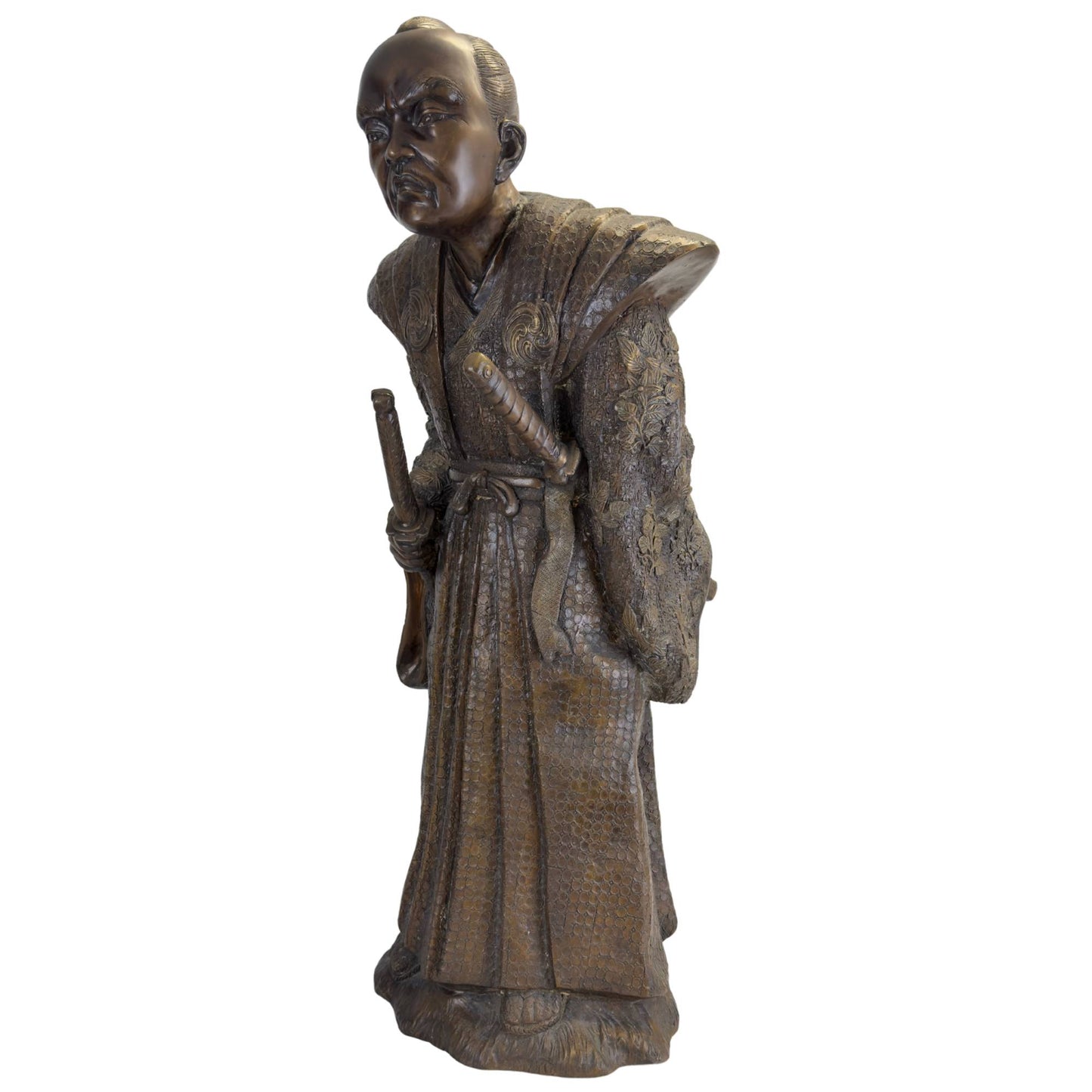 Dreiviertel-Frontalansicht des bronzenen Samurai in seiner zeremoniellen Kriegshaltung, wobei die Daisho-Schwerter deutlich sichtbar sind.