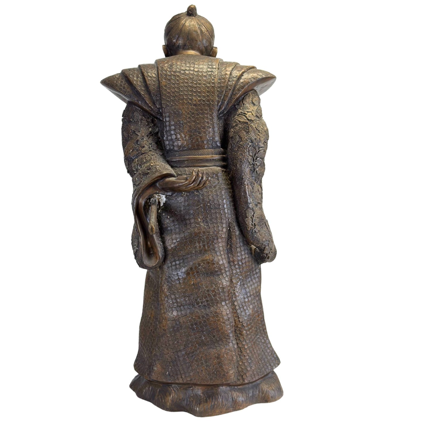 Die massive Bronzestatue eines Samurai mit ihrer tief kastanienbraunen Patina zeigt die vollständige Rückansicht.
