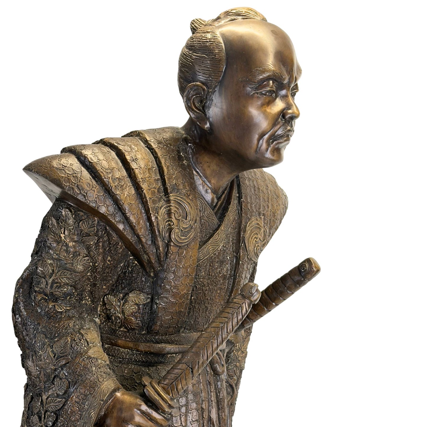 Profilansicht der japanischen Bronzeskulptur, die die charakteristische dynamische Pose und die tiefe Patina zeigt.
