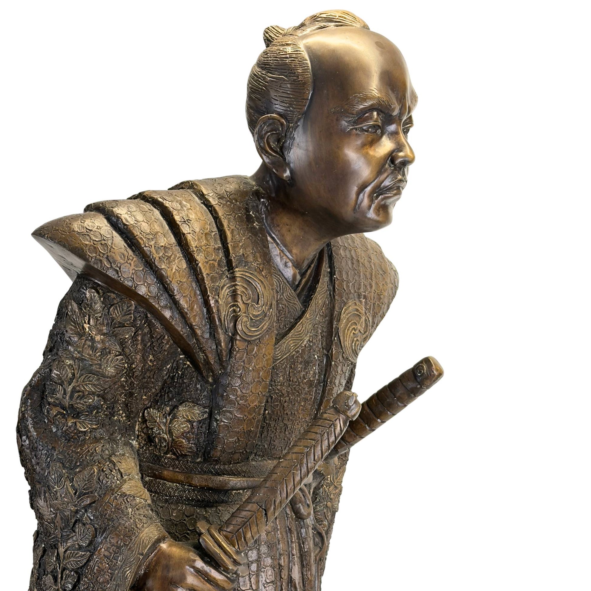Profilansicht der japanischen Bronzeskulptur, die die charakteristische dynamische Pose und die tiefe Patina zeigt.