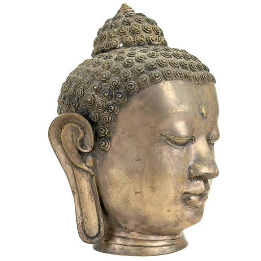 Vorderansicht des handgegossenen Buddha-Kopfes aus Messingbronze im klassischen Sukhothai-Stil mit heiterem Blick und goldbrauner Patina.