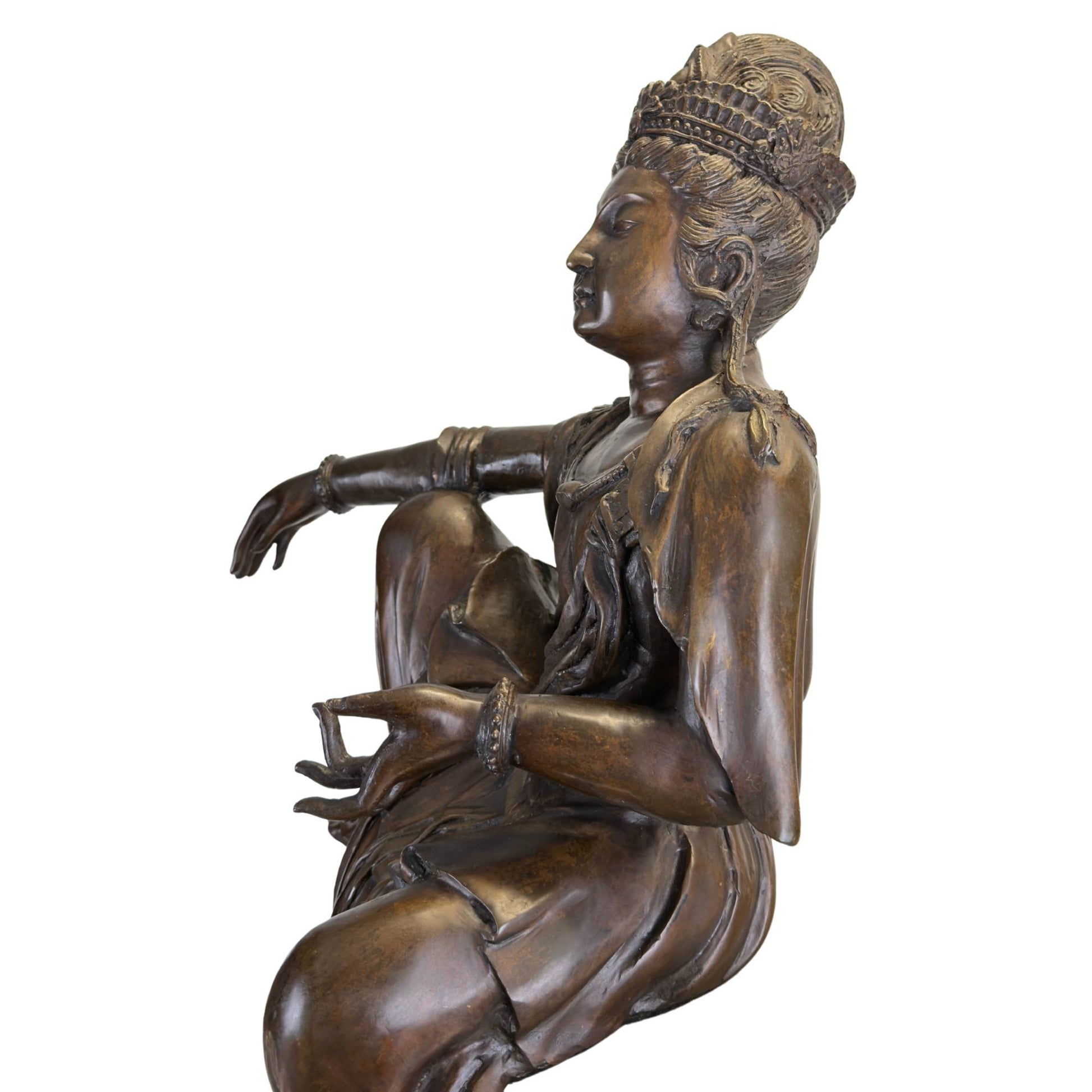 Die Rückseite der Guanyin-Bronzestatue aus dem frühen 20. Jahrhundert mit dunklen Oxidtönen in den tiefen Falten.