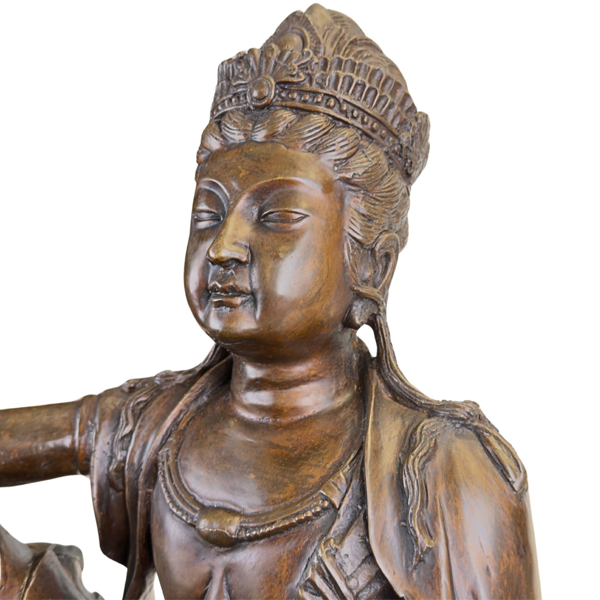 Nahaufnahme der fein gearbeiteten Hand und des Schmucks der antiken französischen Guanyin aus Bronze.