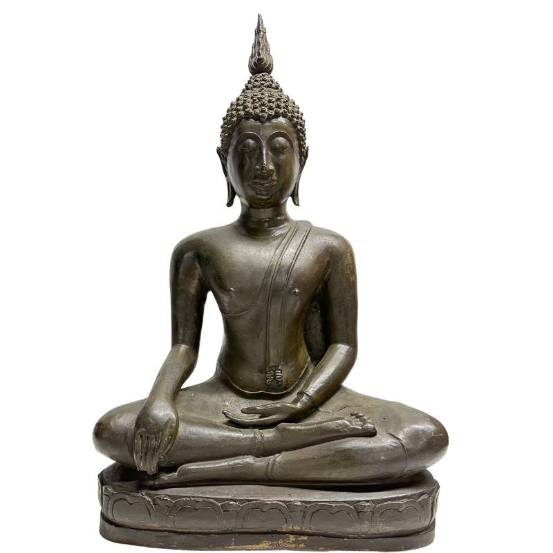 Vorderansicht der antiken thailändischen Bronzestatue des Sukhothai-Buddha in Bhumisparsha-Mudra auf einem Lotussockel mit tief olivgrüner Patina.