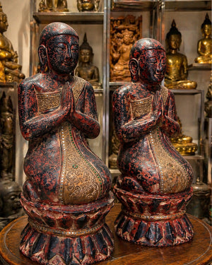 Das Sangha-Paar – Antike burmesische Tempelstatuen mit Galerie-Provenienz – ca. 1870
