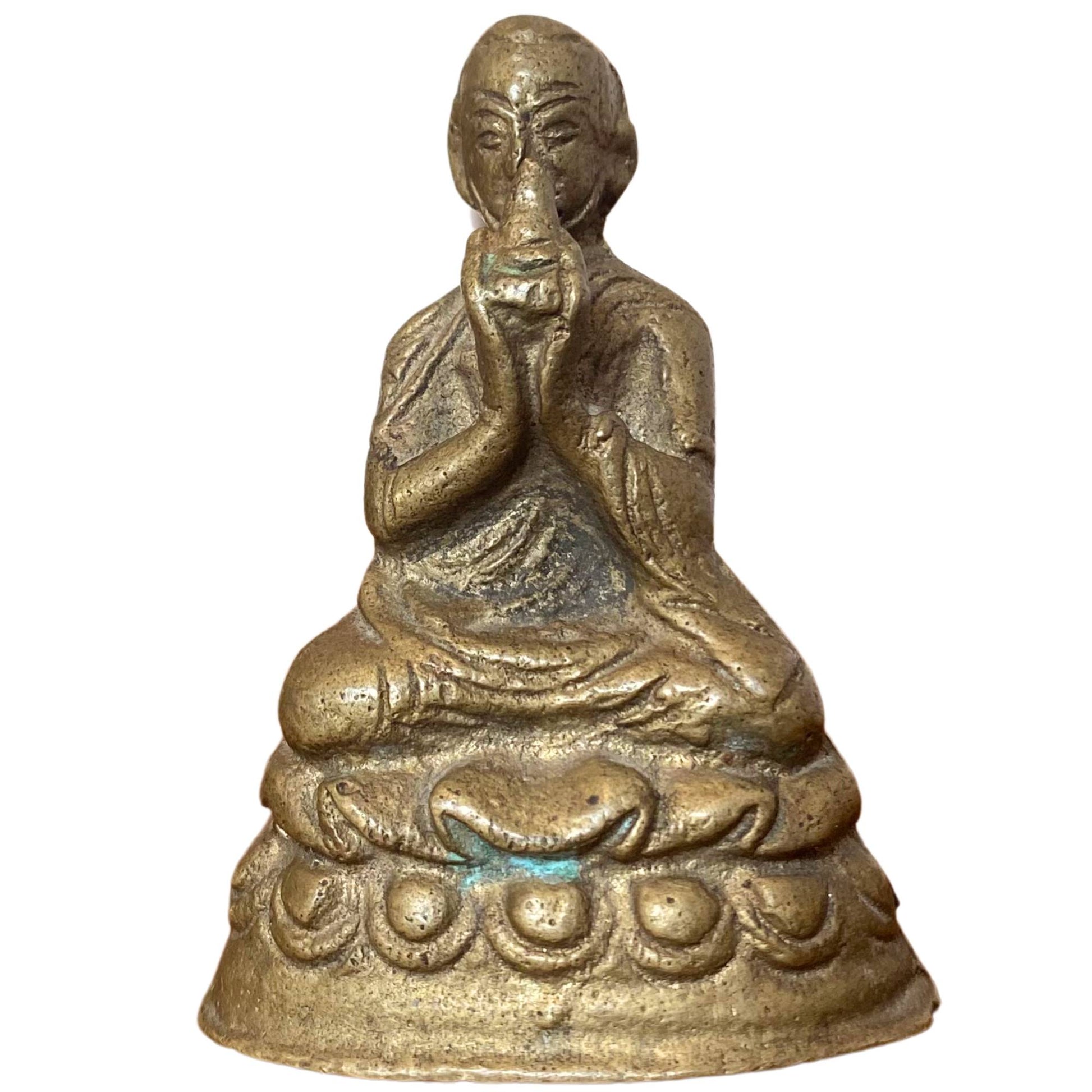 Vooraanzicht van een zittende Mahasiddha of Lama met uniek handgebaar bij de mond.