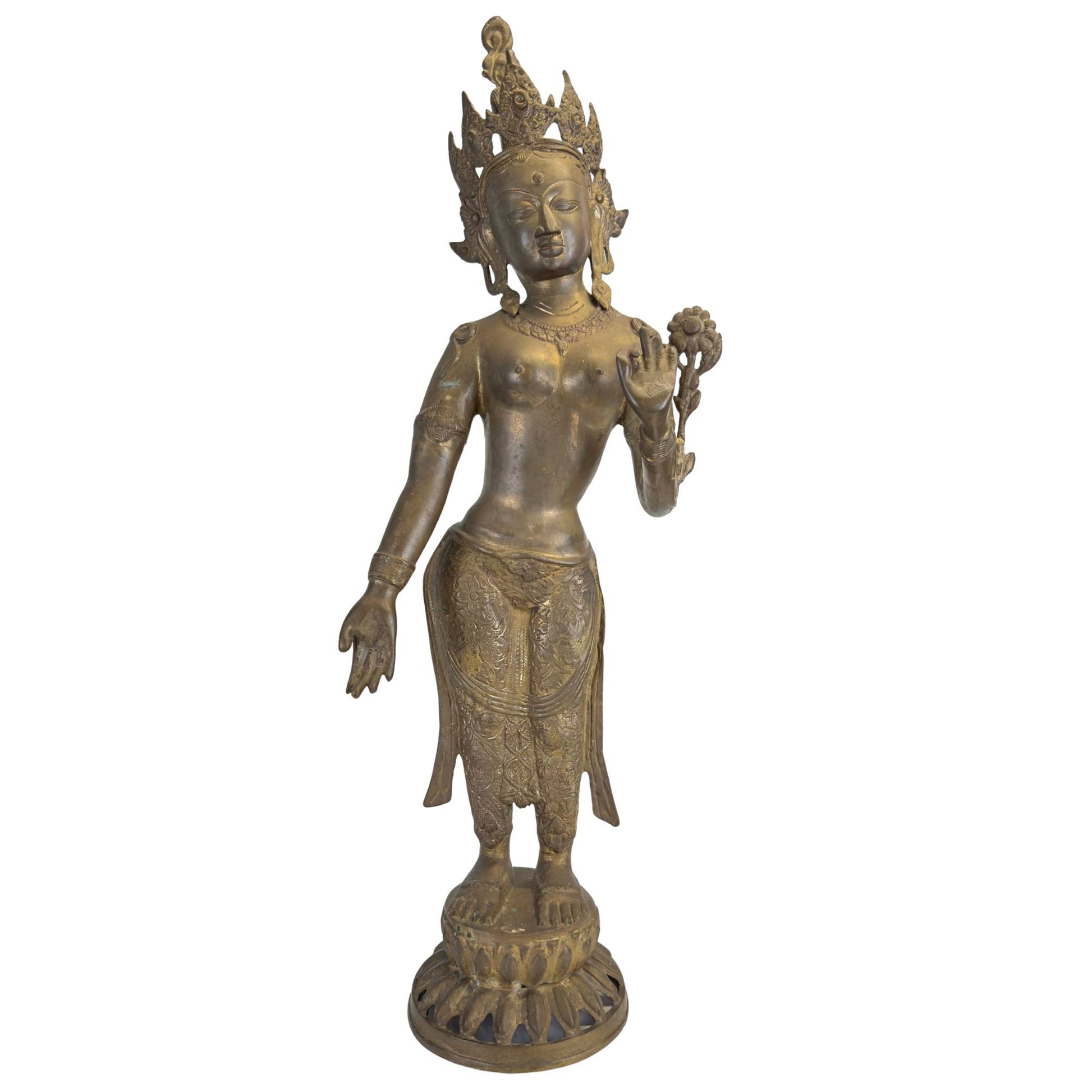 Antike, feuervergoldete Bronzestatue der Grünen Tara aus Nepal, Vorderansicht mit Lotusblume und Tribhanga-Pose.