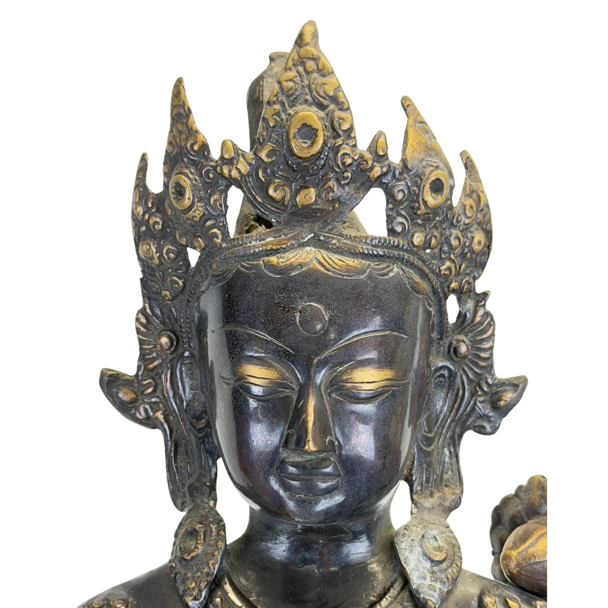 Detail der reich verzierten Krone einer antiken grünen Tara aus Bronze aus dem Kathmandu-Tal in Nepal, mit originaler Feuervergoldung, schwarzer Newar-Patina und handgeschnitzten Ornamenten.