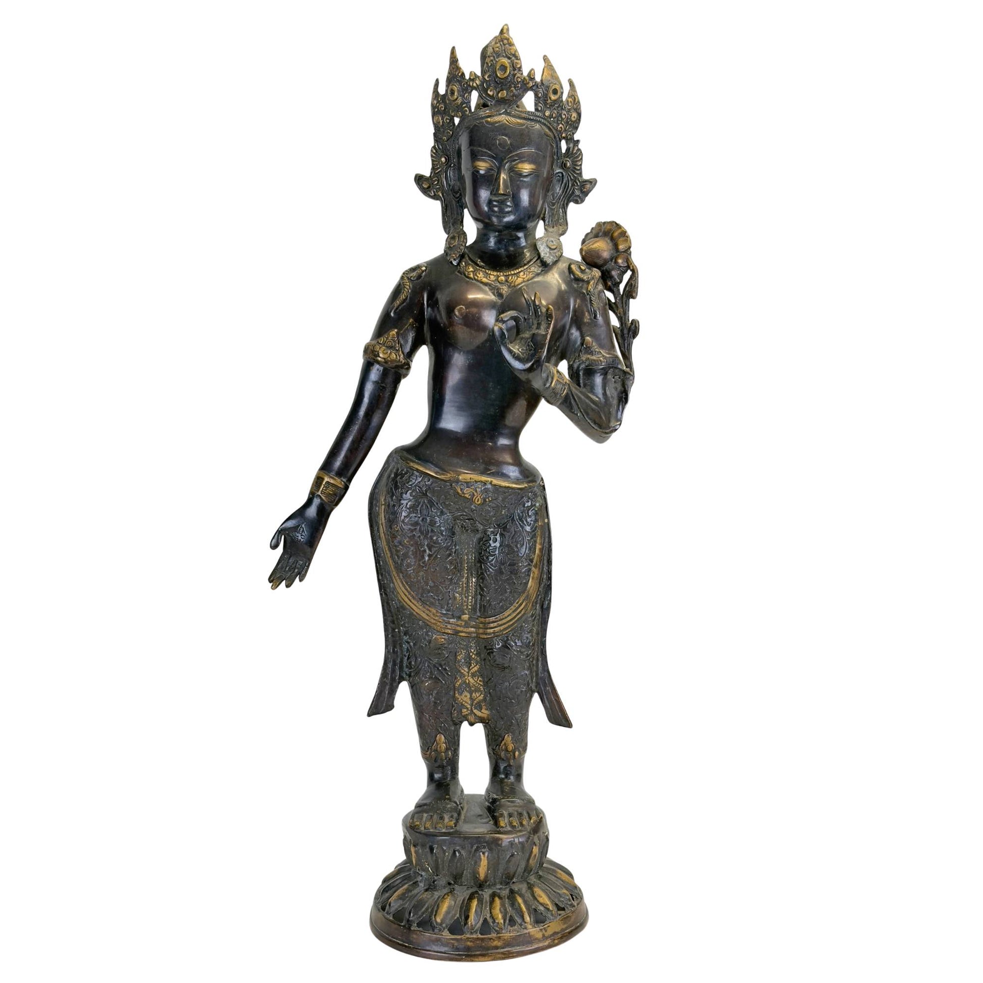 Antike grüne Tara aus Bronze aus dem Kathmandu-Tal, Vorderansicht mit originaler Feuervergoldung und schwarzer Newar-Patina.