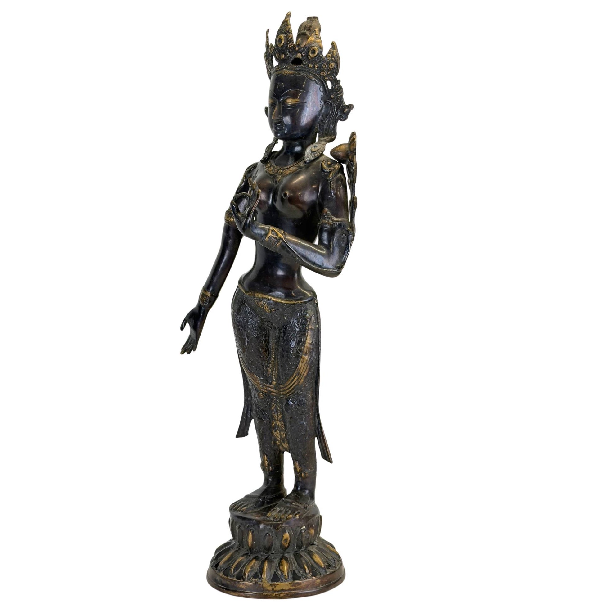 Antike grüne Tara aus Bronze aus dem Kathmandu-Tal, Nepal, schräg nach vorne rechts, mit originaler Feuervergoldung, schwarzer Newar-Patina und traditionellem Wachsausschmelzverfahren.