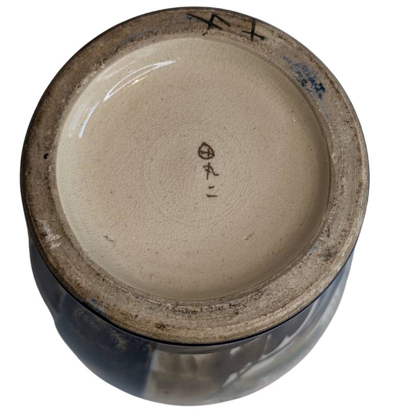 Handgeschreven inventarisnummers op de onderzijde die duiden op een voormalige particuliere collectie