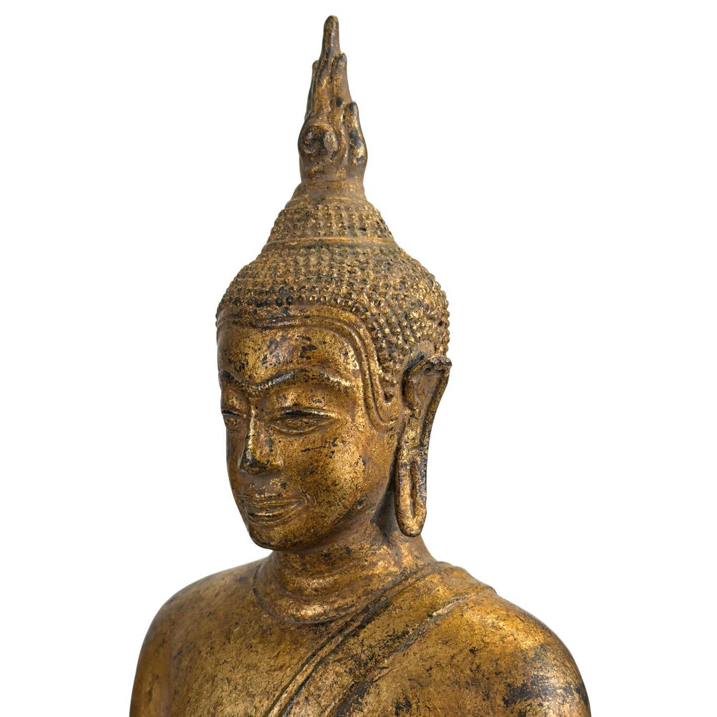 Verfeinerte Gesichtszüge mit scharfem Nasenrücken in der Ikonographie des späten Ayutthaya.