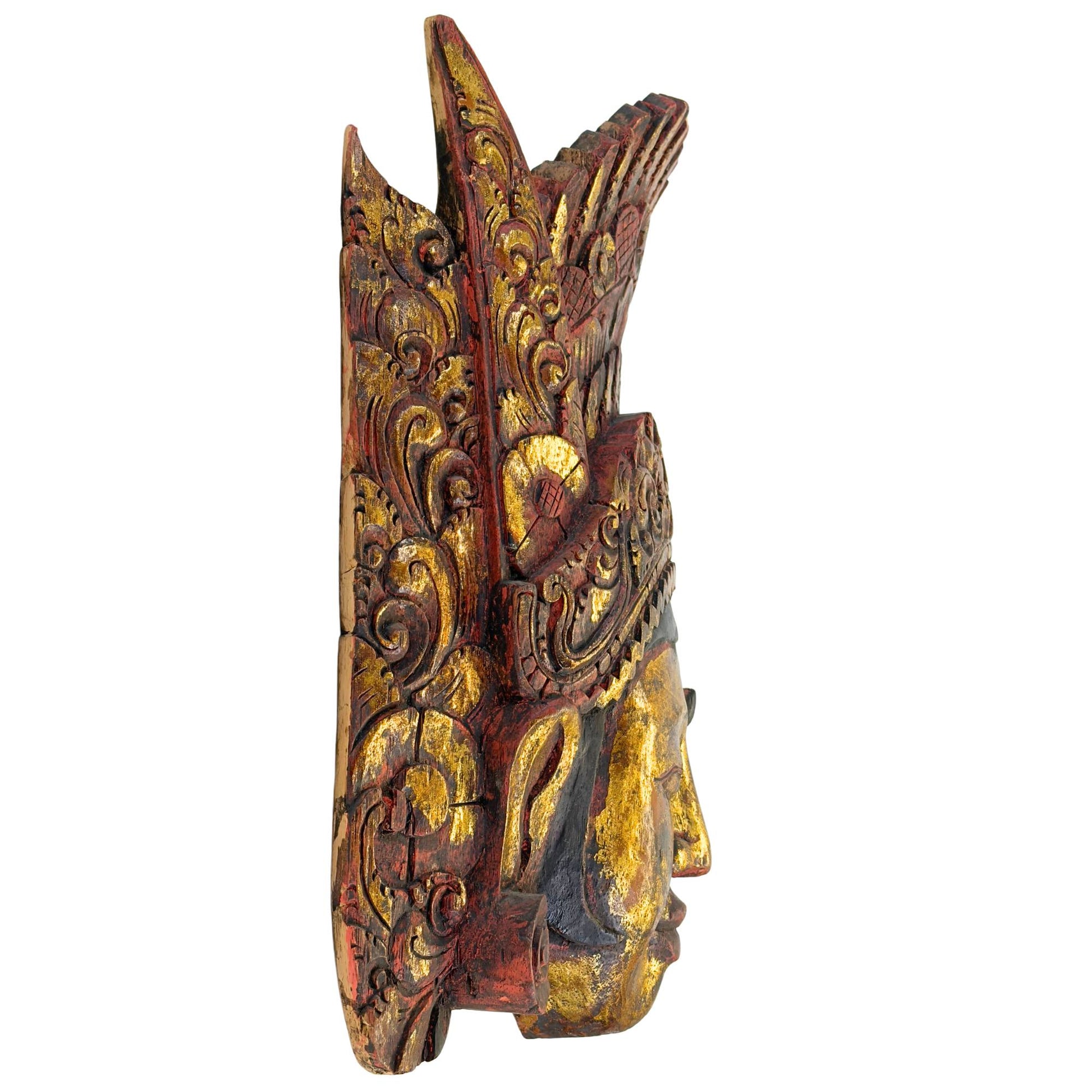 Rechtes Profil der balinesischen Dewi Sinta-Maske, das die Tiefe der kunstvollen Hochrelief-Holzschnitzerei in der königlichen Tiara zeigt.