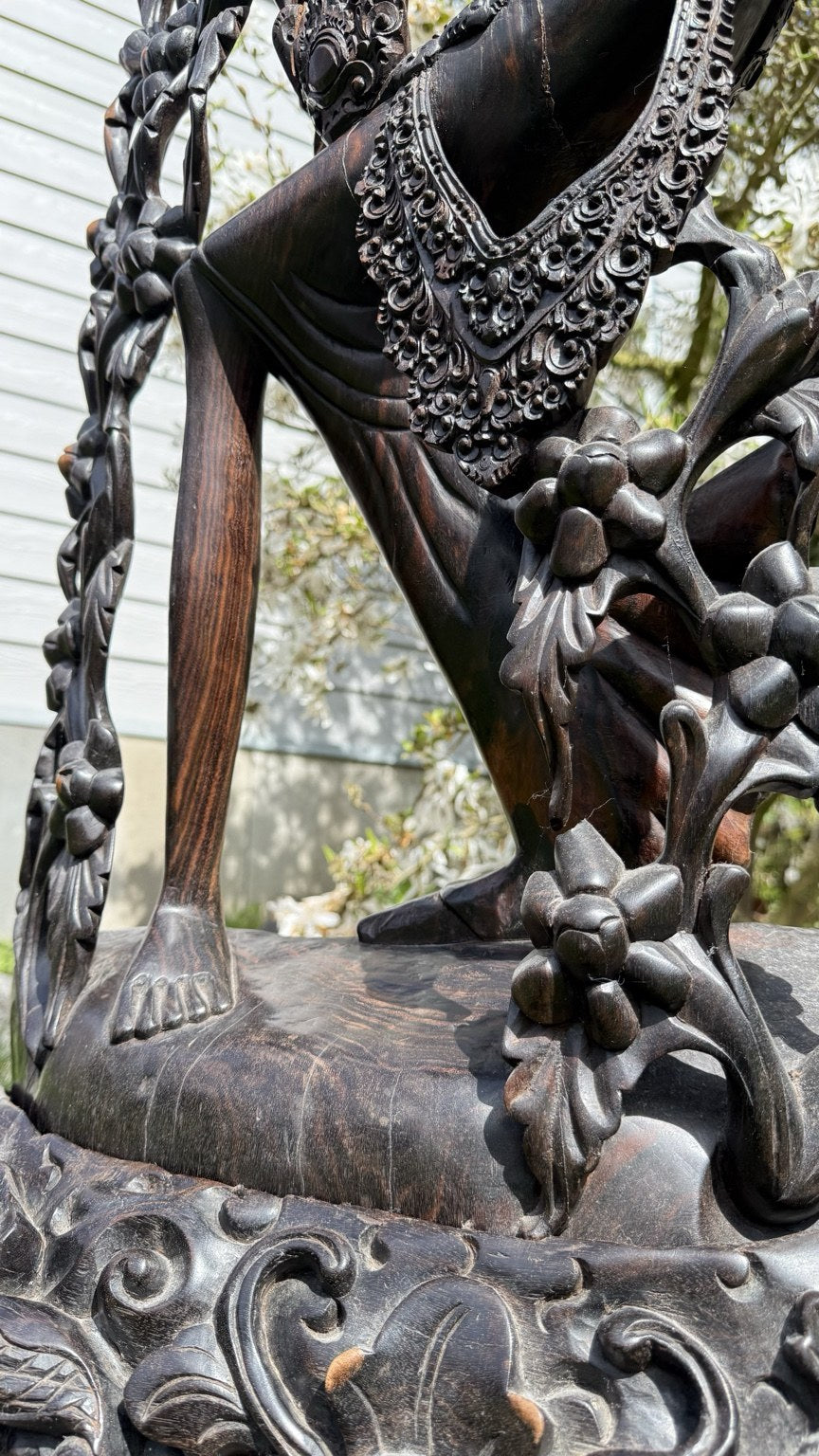 Monumentale balinesische Coromandel-Statue – 137 cm – Pita-Maha-Stil